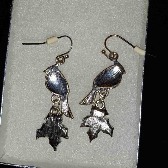 Vintage Christmas Cardinals and mistletoe dangle earrings j10 - Picture 3 of 3